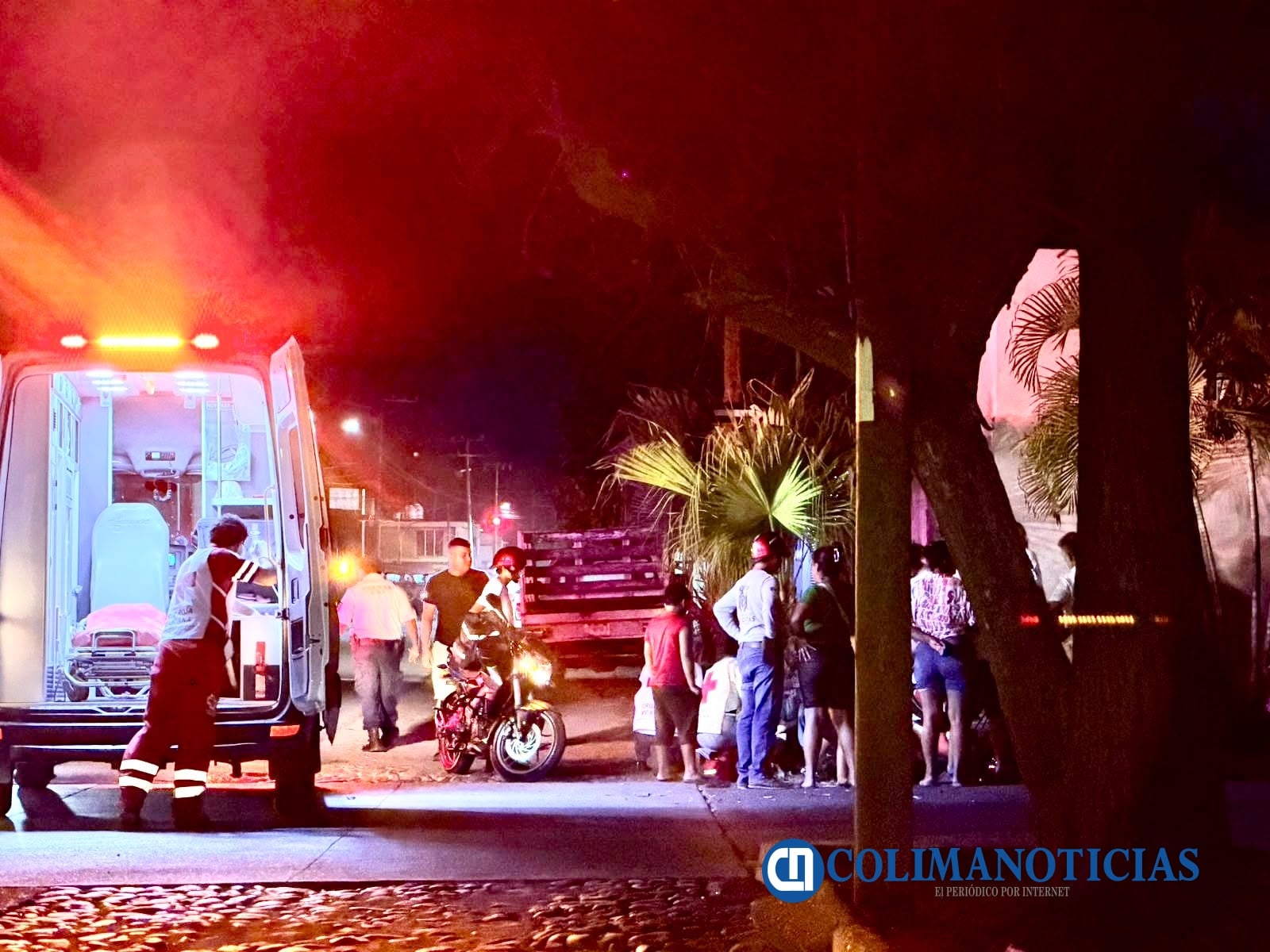 Tres menores gravemente lesionados tras choque entre motocicleta y camioneta en Tecomán