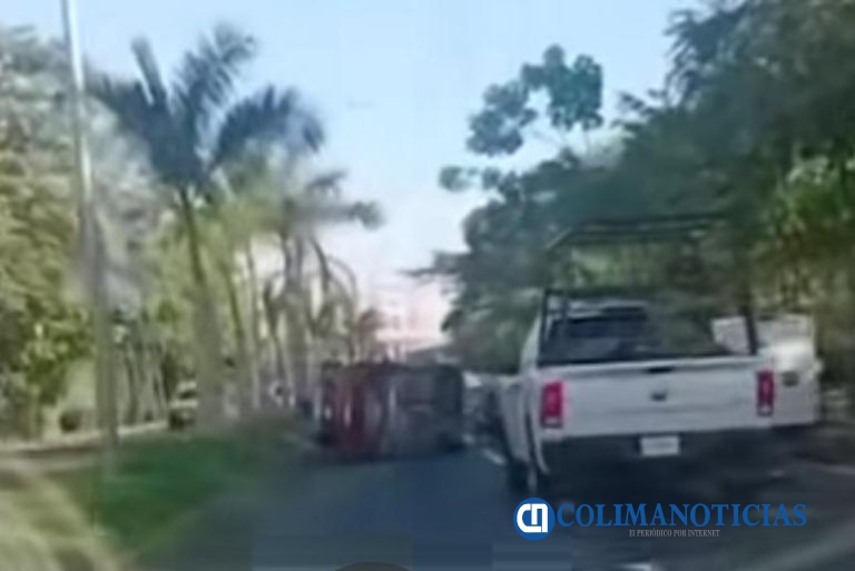 Volcadura deja un automóvil siniestrado en la zona de Fondeport en Manzanillo