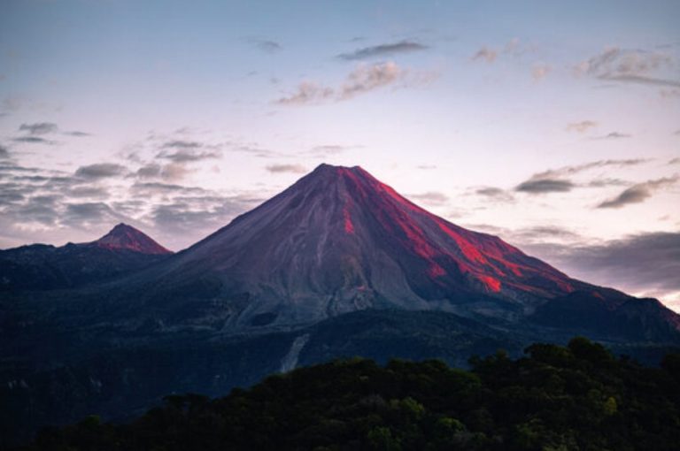 Volcán de Colima sigue estable y con riesgo bajo para la población: UEPC