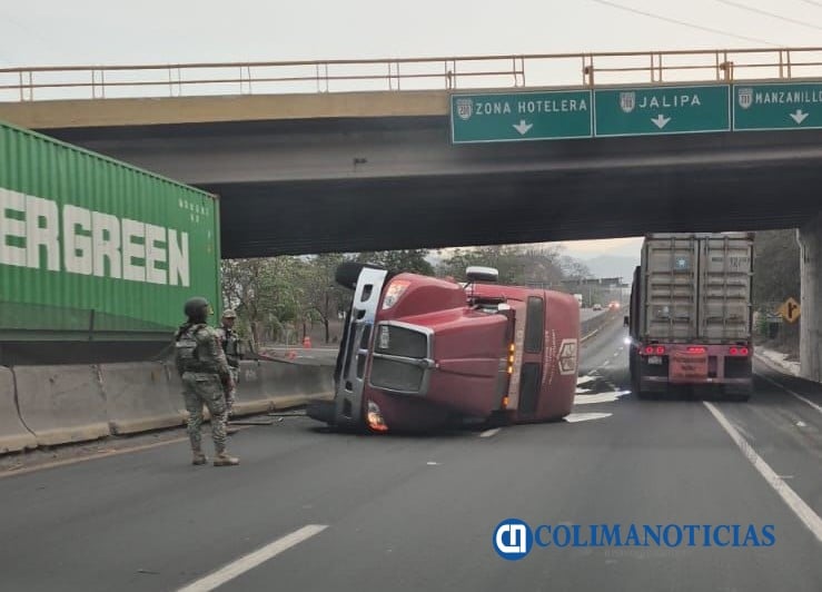 Vuelca tráiler a la entrada de Tapeixtles al puerto de Manzanillo