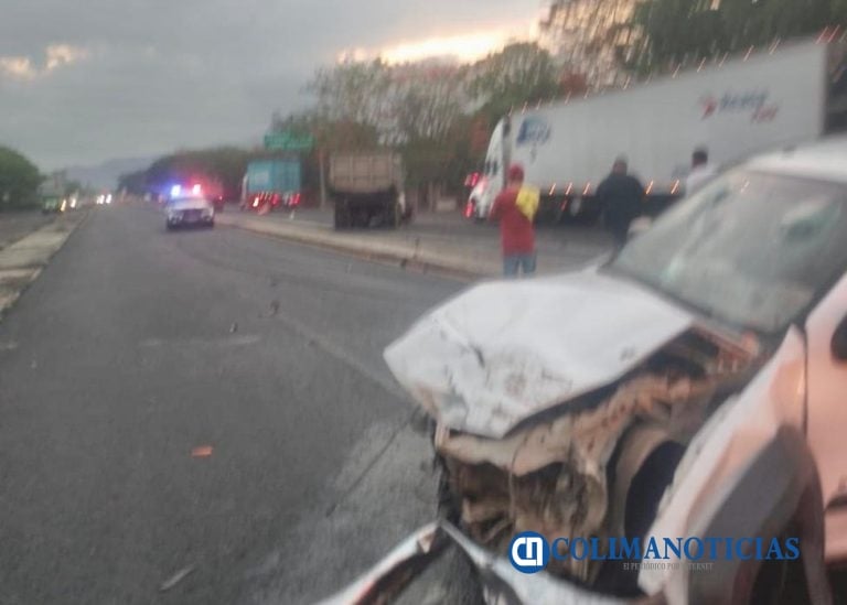Tres lesionados tras choque por alcance en la autopista Manzanillo-Colima