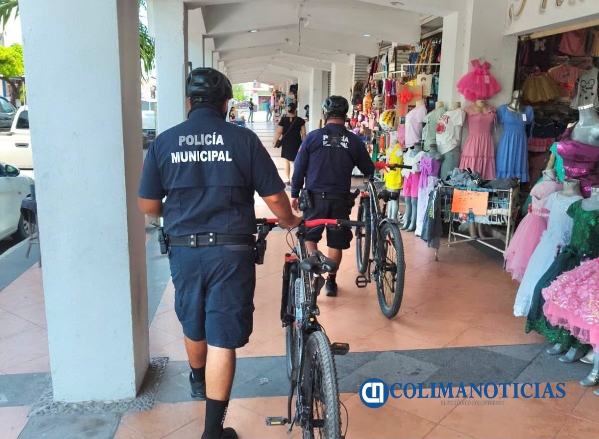 A pedalazos, policías recorren el centro de Tecomán para prevenir delitos