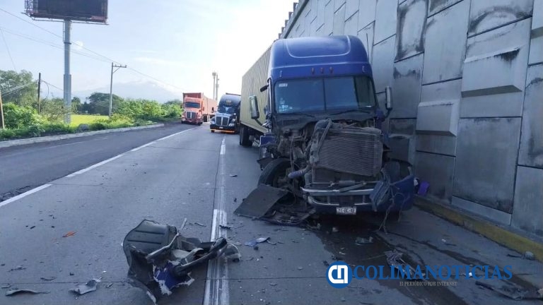 Choque entre tres tráileres obstruye sentido en la autopista Colima a Tecomán en puente Arco Sur