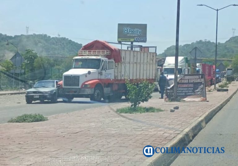 Accidente en el libramiento de Tapeixtles: tractocamión y automóvil particular se ven involucrados
