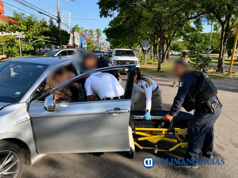 Atiende CRUM a dos mujeres tras accidente vial en Felipe Sevilla del Rio