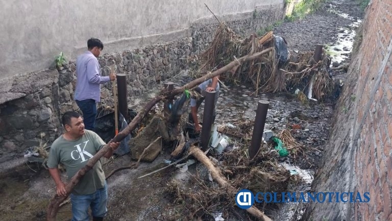 Refuerza Ayuntamiento de Colima labores de desazolve en el río Manrique para prevenir afectaciones durante la temporada de lluvias