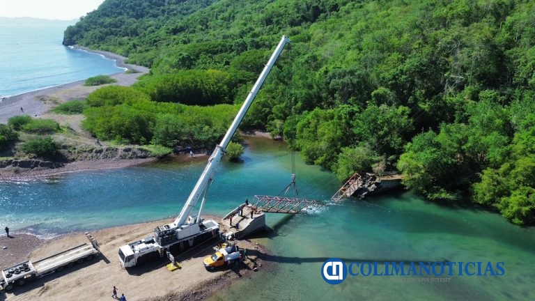 Ayuntamiento de Manzanillo inicia retiro de estructura colapsada en puente de La Boquita