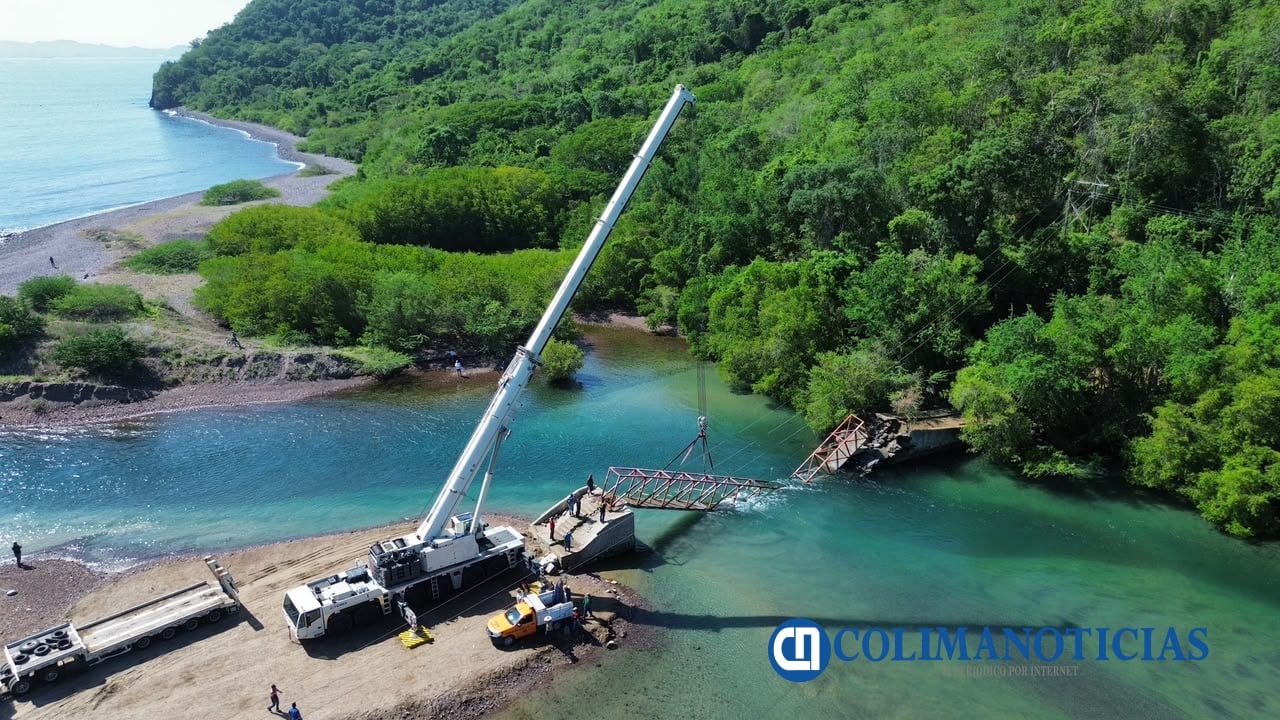 Ayuntamiento de Manzanillo inicia retiro de estructura colapsada en puente de La Boquita