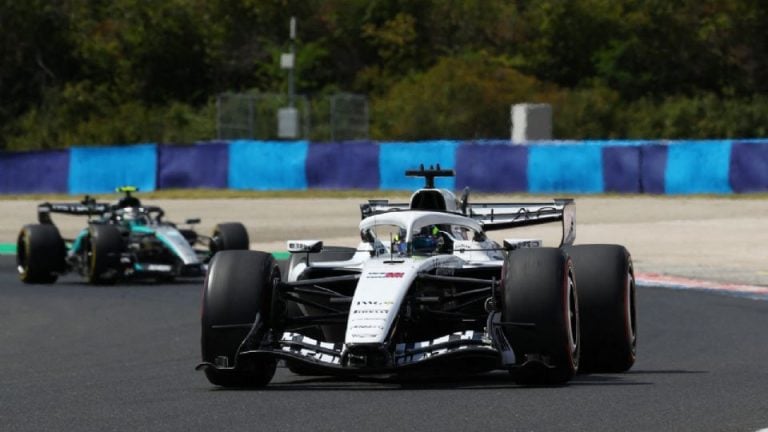 Checo Pérez no encuentra ritmo en Hungría y termina 20º en una práctica liderada por Hamilton