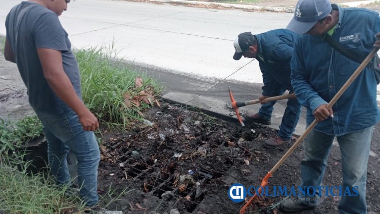 Cuadrillas de mantenimiento intensifican el desazolve de alcantarillas en todo el municipio de Colima