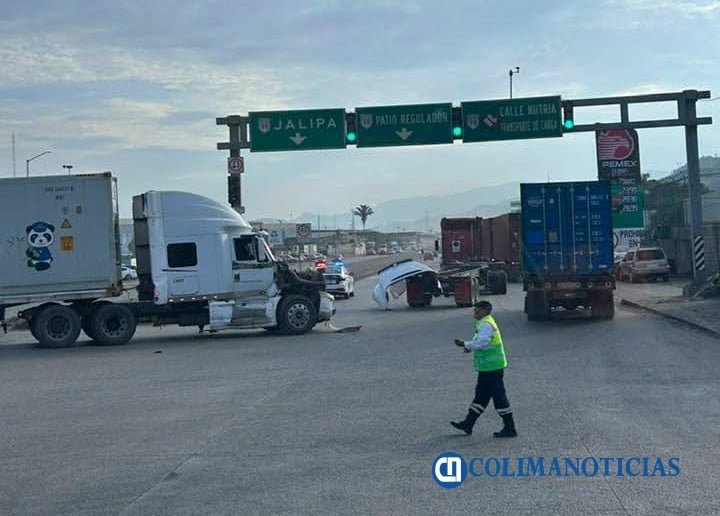 Cuantiosos daños materiales deja percance de tractocamiones en la carretera Puerto-Jalipa