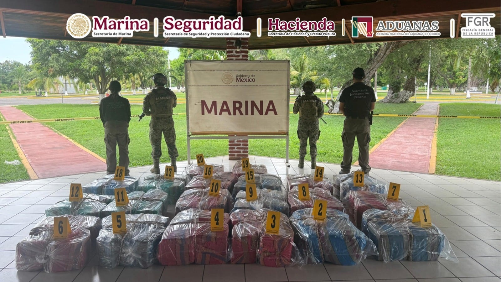 En recinto portuario de Lázaro Cárdenas, Michoacán, Marina y autoridades federales aseguran más de una tonelada de presunta cocaína (6)