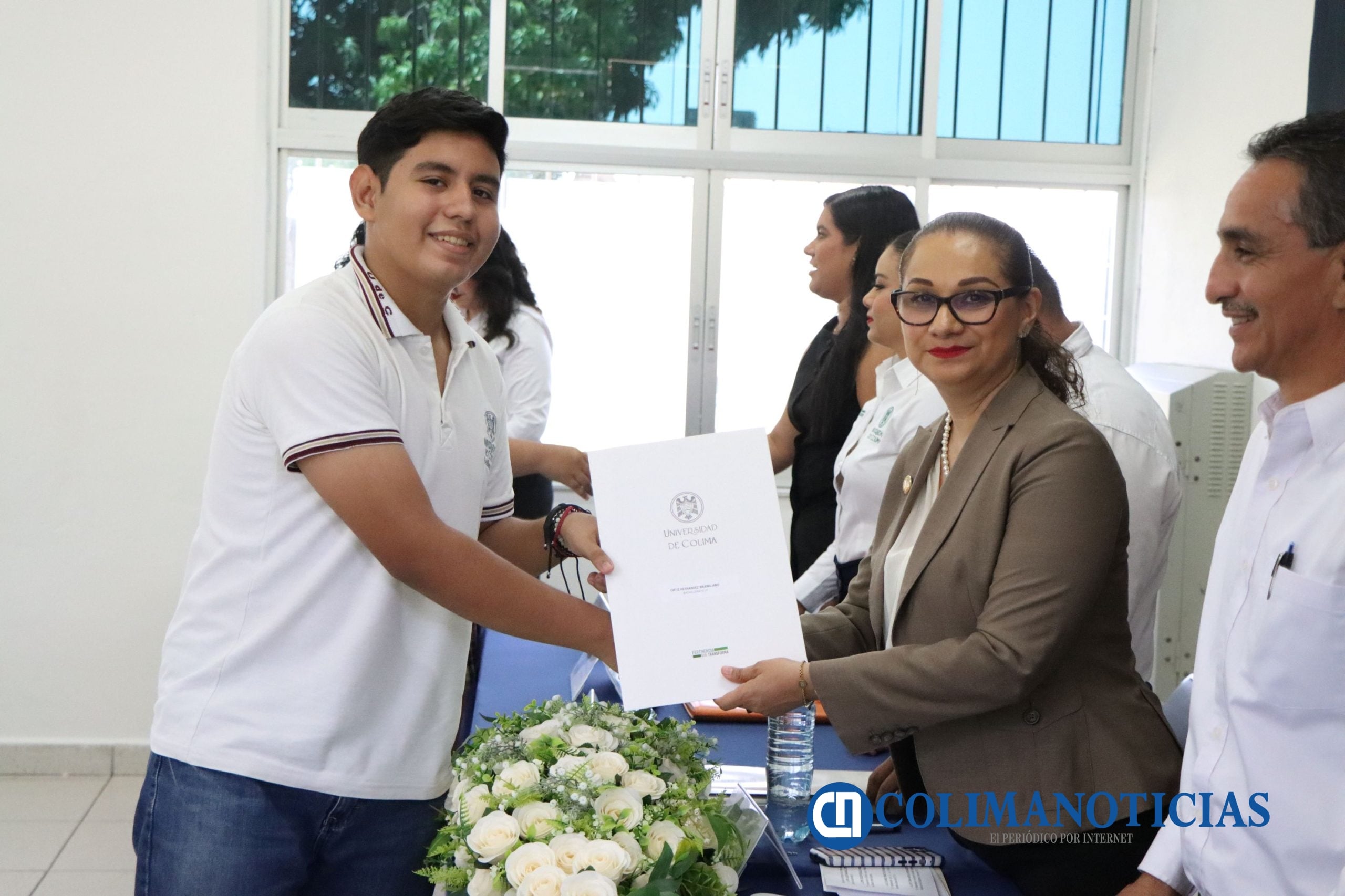 Entrega de certificados en los bachilleratos 7, 21 y 31_B21_a