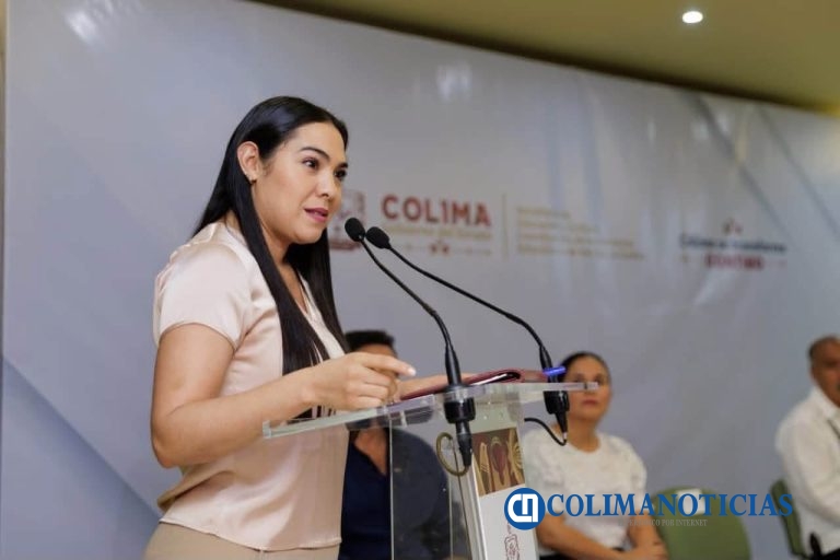 Gobernadora de Colima entrega pagos de marcha a familias de trabajadores de la educación