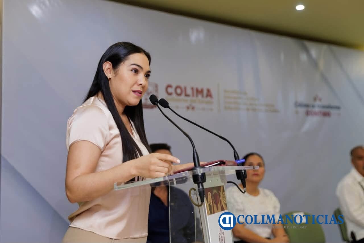 Gobernadora de Colima entrega pagos de marcha a familias de trabajadores de la educación