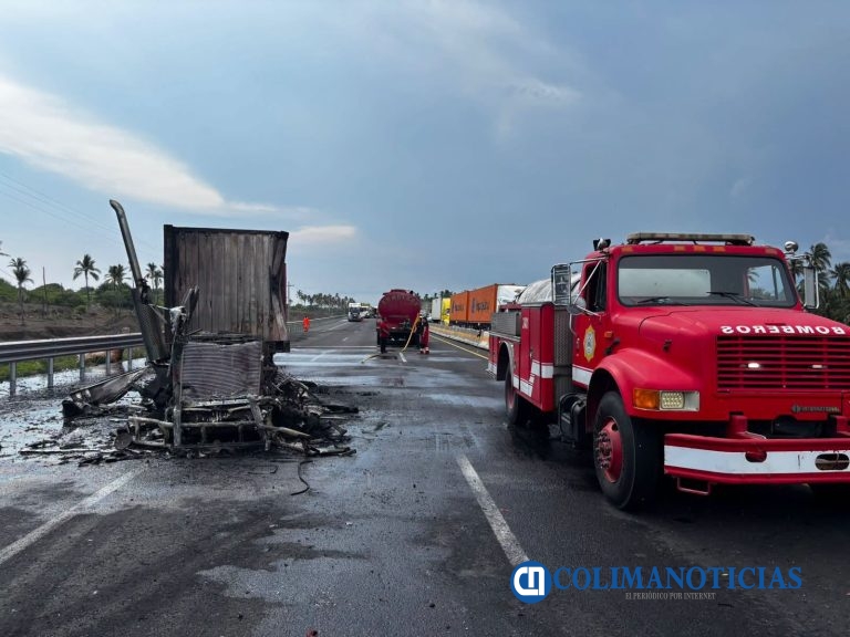 Incendio de tractocamión en la autopista Colima–Manzanillo fue sofocado sin reporte de personas lesionadas