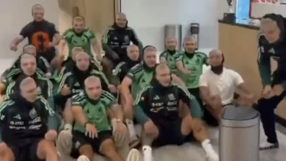 La Selección Mexicana celebra su boleto a Octavos del Mundial al ritmo del remo vikingo y luciendo máscaras de Javier Aguirre
