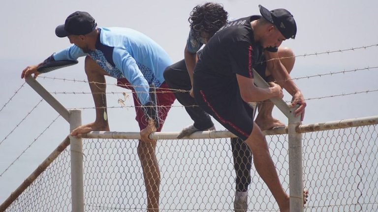 Las imágenes de la llegada masiva de inmigrantes a la frontera de Ceuta con Marruecos