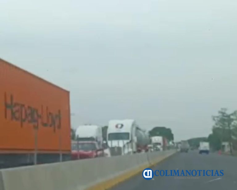 Más de 12 horas paradas Unidades de carga, por obras en la carretera Manzanillo-Colima