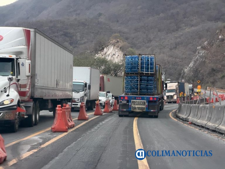 Obras carreteras complican la salida de Caleras; habitantes tardan hasta una hora en llegar a Tecomán