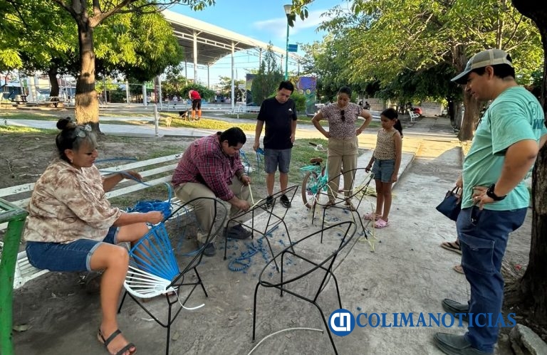 Realizan curso para tejer sillas en la colonia Ramón Serrano de Villa de Álvarez