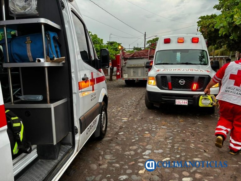 Rescatan a adulta mayor tras quedar atrapada entre dos bardas durante toda la noche en Cofradía de Morelos