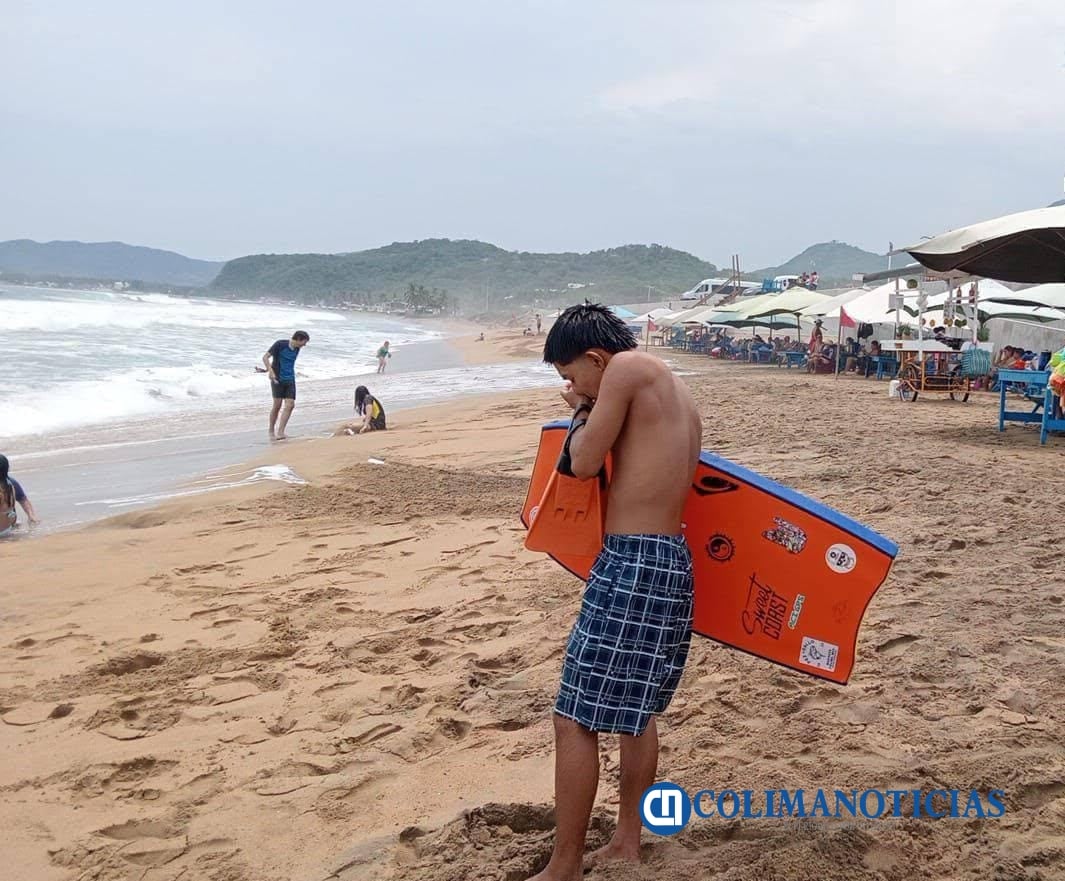 Rescatan a un bañista originario de Michoacán, en la zona de playa de oro