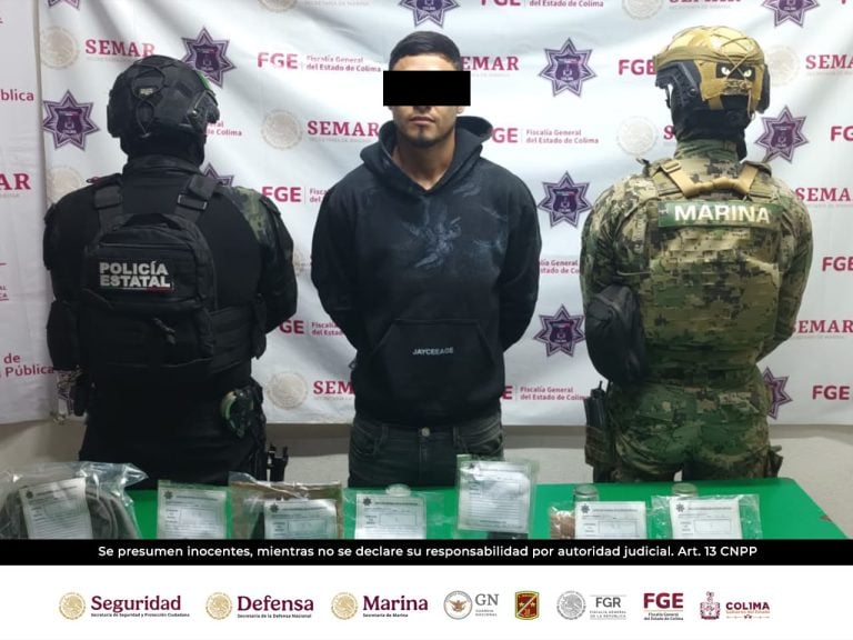 Corporaciones de seguridad en Colima detienen a un sujeto con un arma de fuego y droga sintética