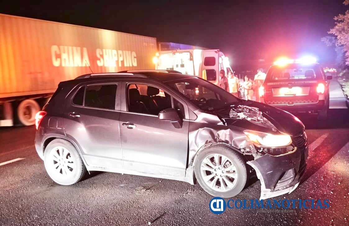 Tráiler embiste a camioneta donde viajaba familia de profesionistas en la autopista Tecomán-Colima