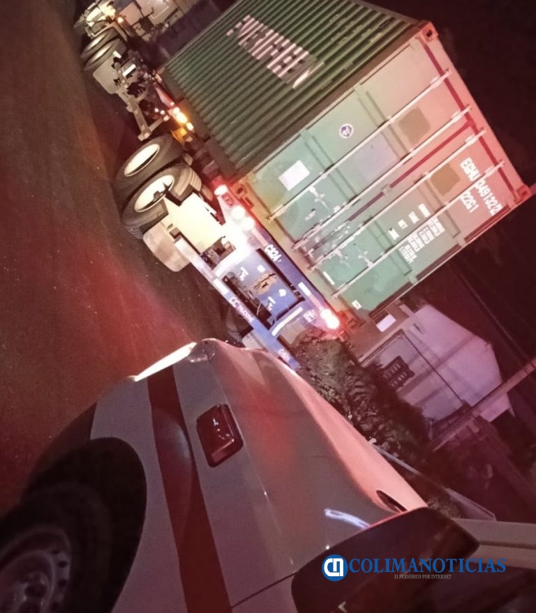 Muere joven motociclista al impactarse contra un tráiler estacionado en Tecomán