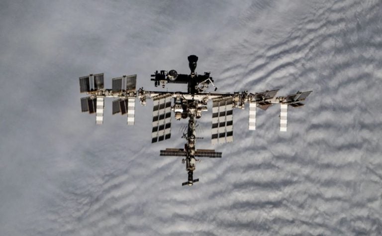 La Soyuz MS-28 culmina su misión y retorna a la Tierra con tres astronautas a bordo