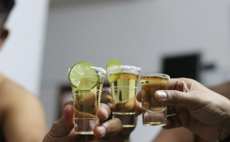 Alertan por tequila falso y adulterado vendido a través de plataformas en línea