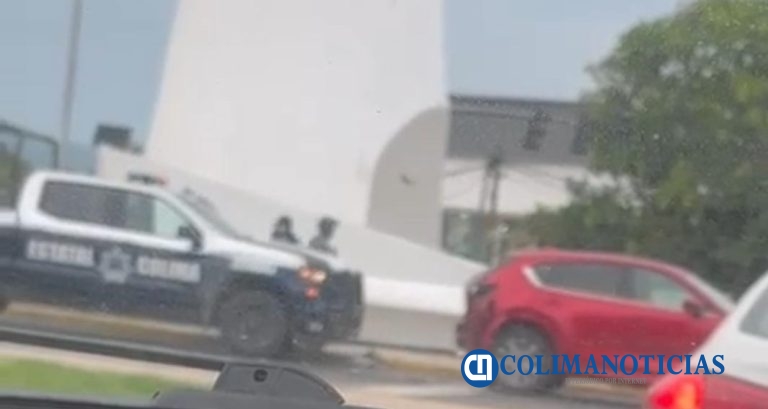 Patrulla vs automóvil en el crucero de Las Brisas