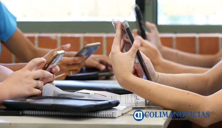 Analiza la SEP y Estados restringir el uso de redes sociales y dispositivos digitales en las escuelas