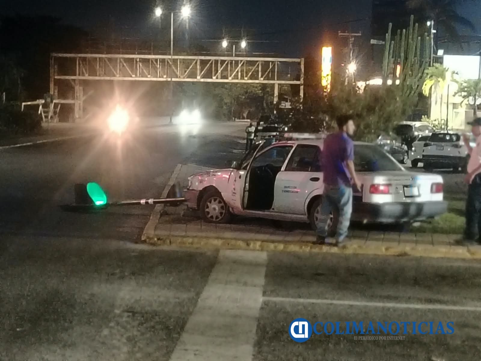 Automovilista derriba el semáforo del crucero de Las Brisas en Manzanillo
