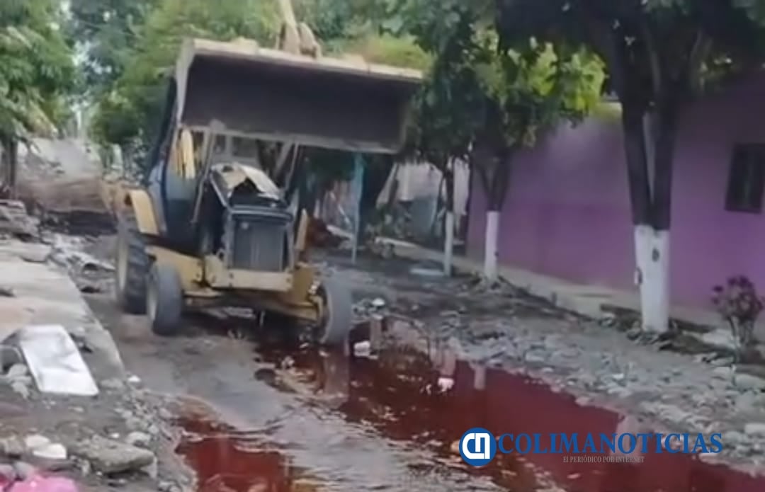 Ayuntamiento de Coquimatlán atiende derrame de agua con sangre en la calle