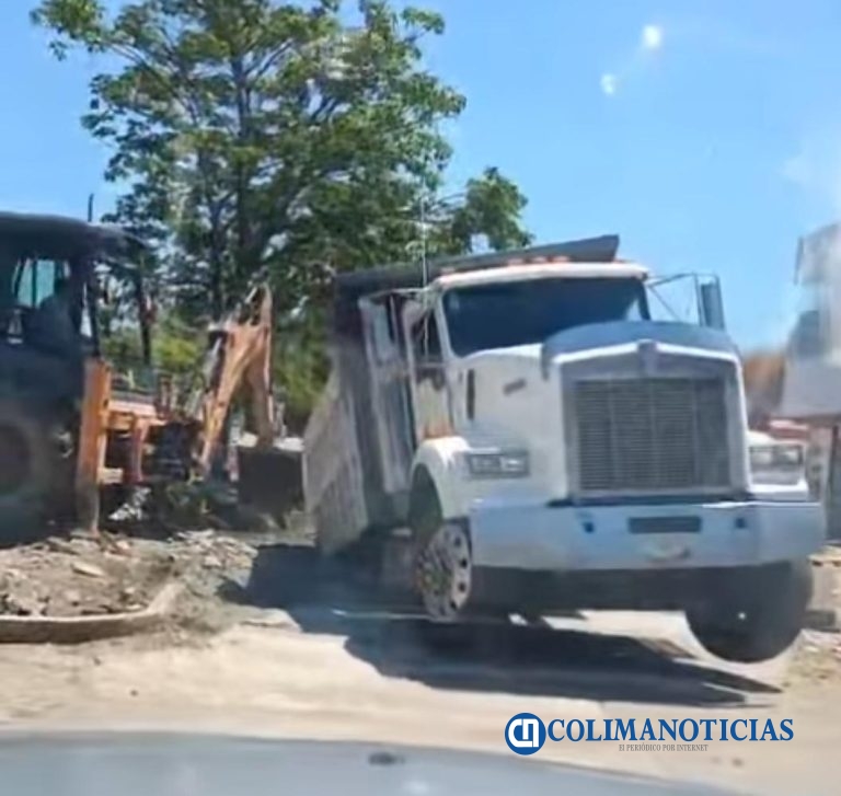 Camion volteo cae a la zanja de la avenida Paseo de Las Garzas de Manzanillo