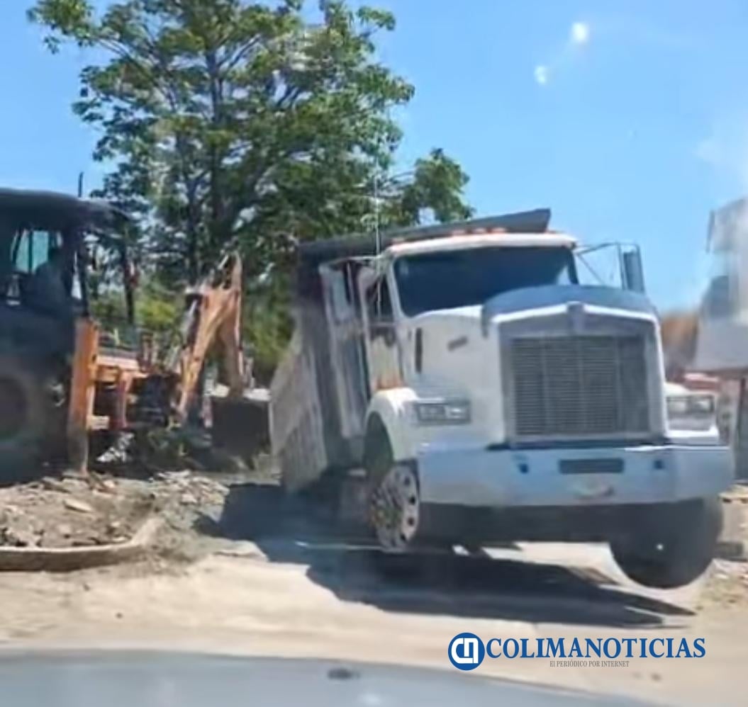 Camion volteo cae a la zanja de la avenida Paseo de Las Garzas de Manzanillo