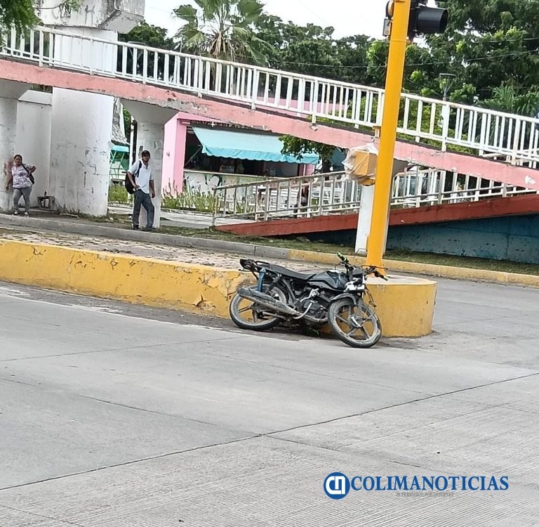 Chocan dos menores en moto contra ambulancia, en la Insurgentes, en Tecomán