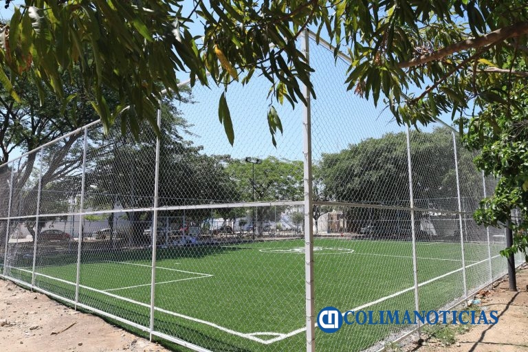 Ayuntamiento de Manzanillo avanza en la construcción de tres canchas de futbol 5