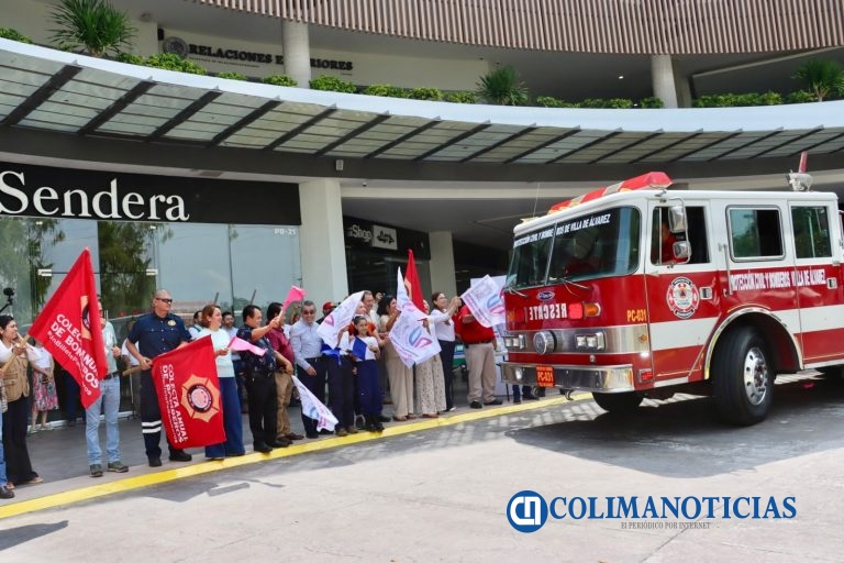 Entregan Club Rotario y empresarios ‎camión de bomberos a Villa de Álvarez