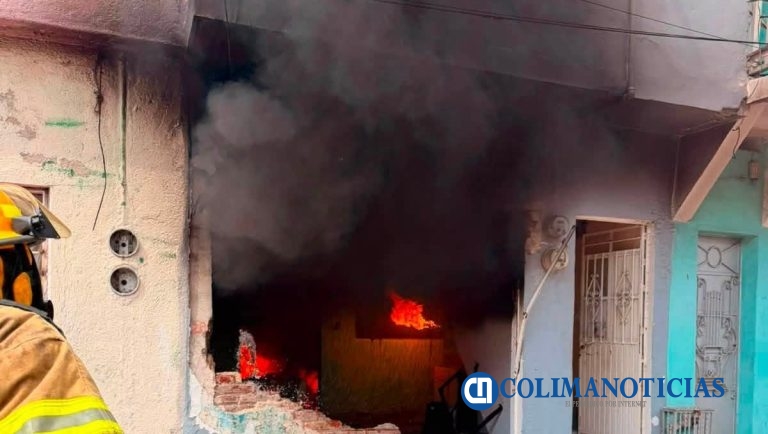 Sofocan incendio de vivienda en el centro de Manzanillo, hay un lesionado