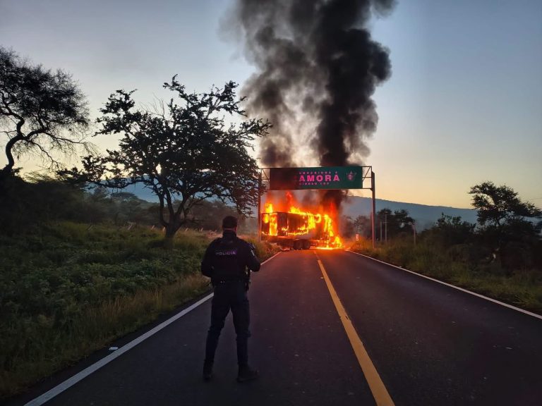 Quema de vehículos y bloqueos carreteros paralizan a Michoacán