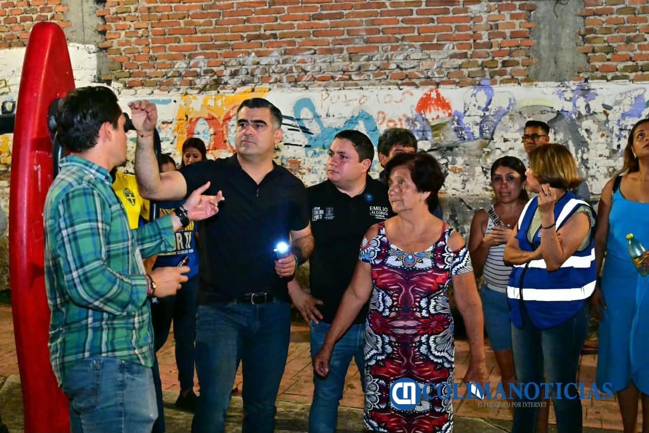 Riult Rivera escucha a vecinos de la colonia Popular (2)