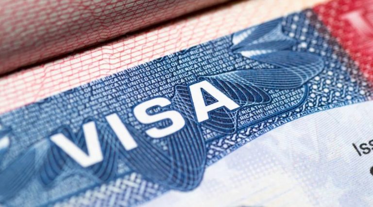 Trump frena citas de visas de inmigrante en todo el mundo y ordena reprogramar entrevistas