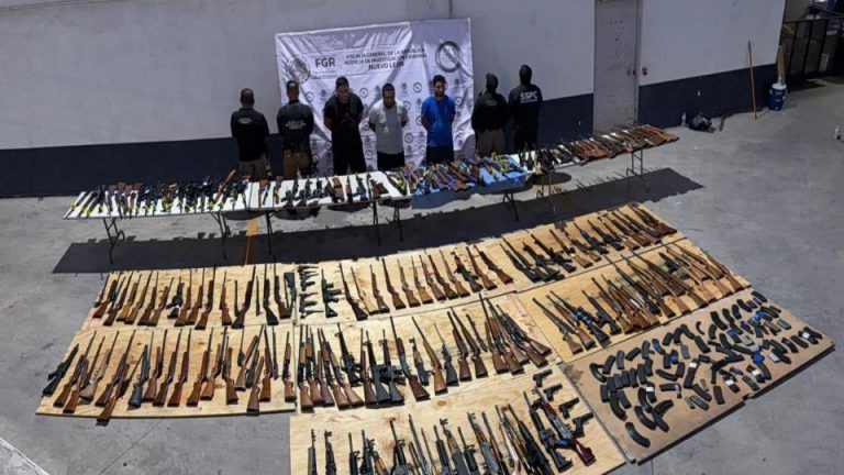 Decomisan 210 armas en Nuevo León procedentes de Texas; hay tres detenidos
