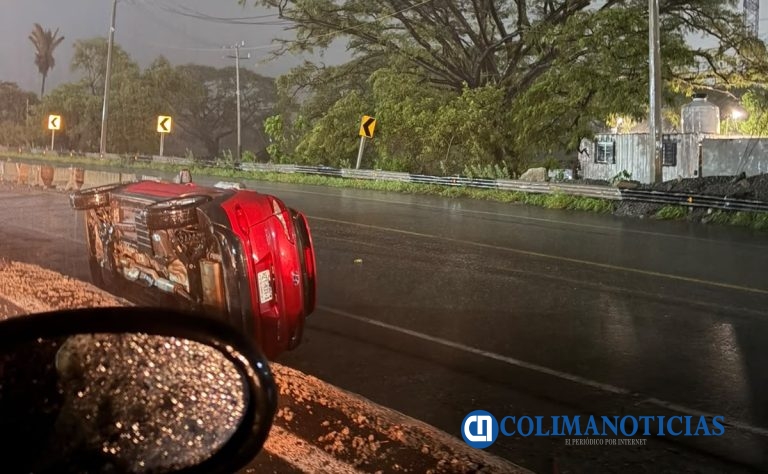 Vuelca automóvil por el libramiento El Naranjo a la altura de Accesa