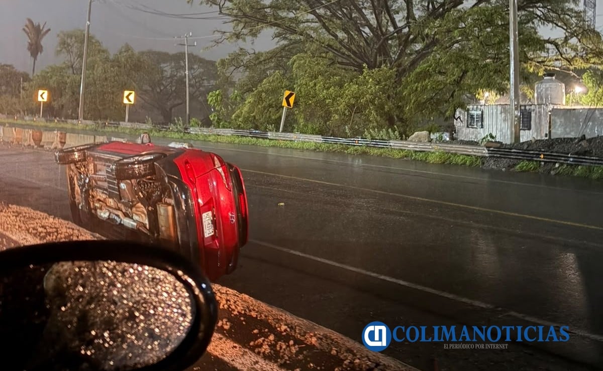 Vuelca automóvil por el libramiento El Naranjo a la altura de Accesa