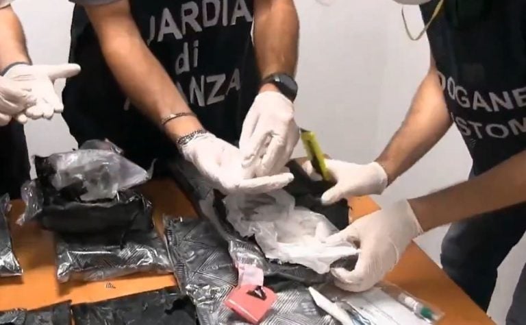 Detienen en Roma a dos mexicanos con 17.4 kilos de metanfetamina