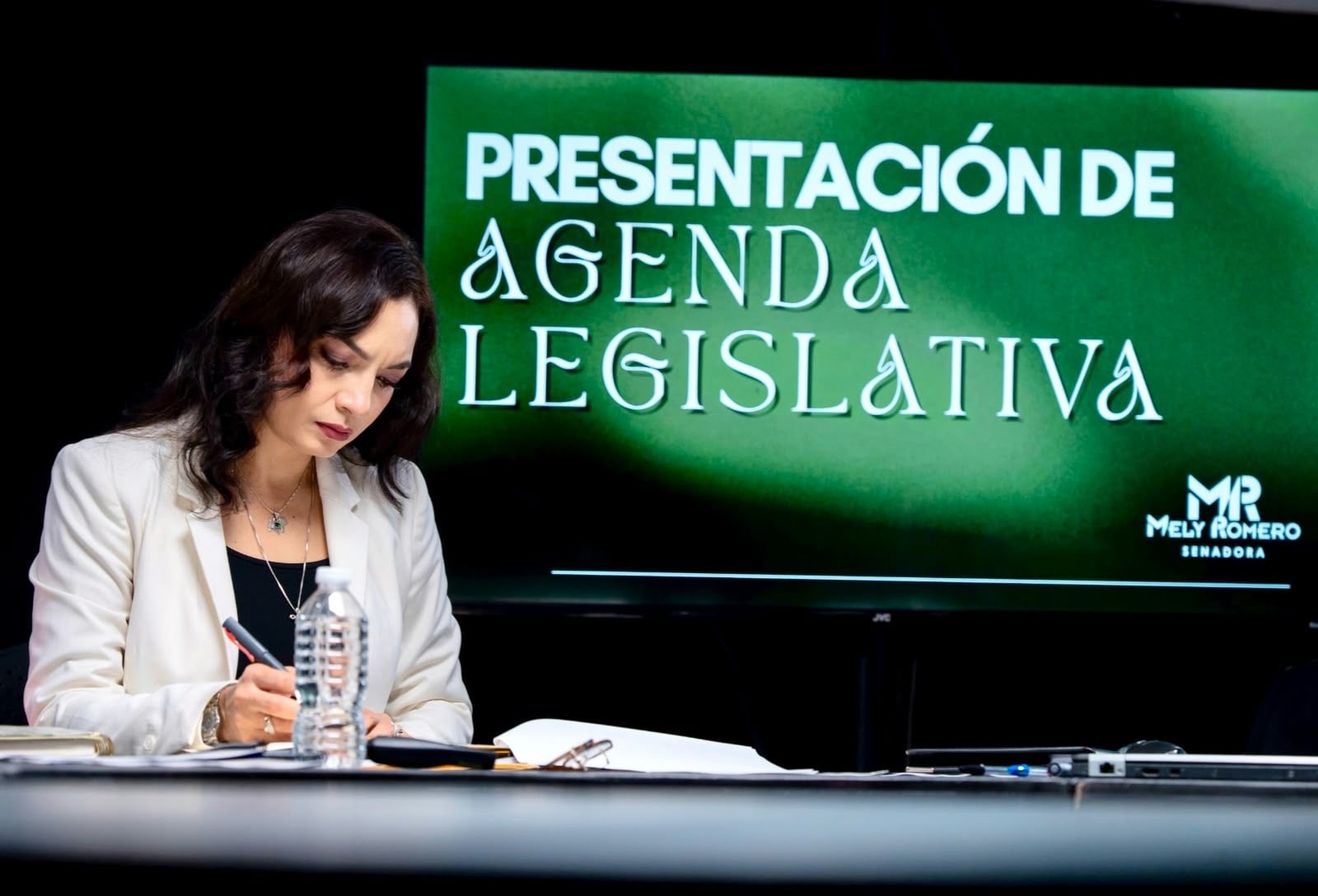 La prioridad debe ser legislar por Colima": Mely Romero presenta su Agenda Legislativa ante 5 periodistas del estado, y la somete a su análisis